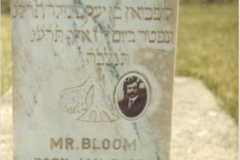 Bloom-Mr-monument-with-photo